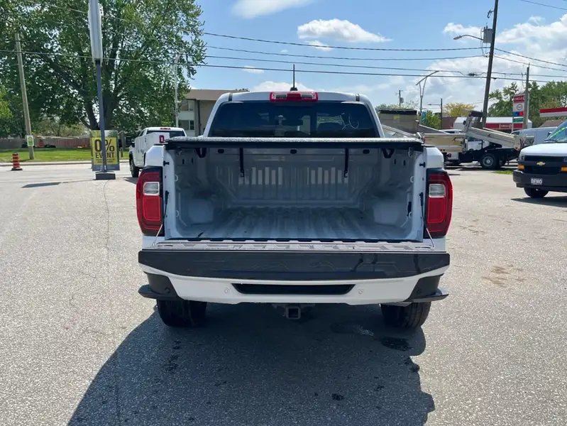2026 GMC Canyon Elevation, bílá, 5 km, dovoz Kanada — foto 11 z 12