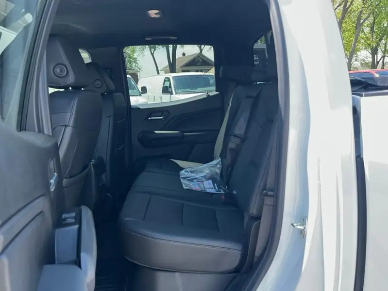2026 GMC Canyon Elevation, bílá, 5 km, dovoz Kanada — foto 12 z 12