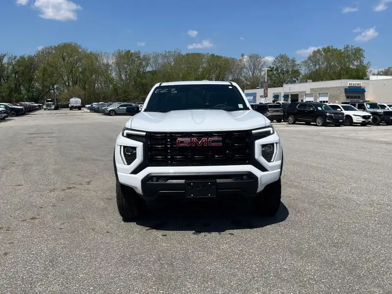 2026 GMC Canyon Elevation, bílá, 5 km, dovoz Kanada — foto 2 z 12