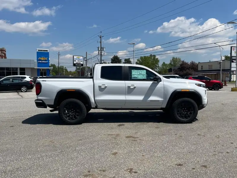 2026 GMC Canyon Elevation, bílá, 5 km, dovoz Kanada — foto 4 z 12