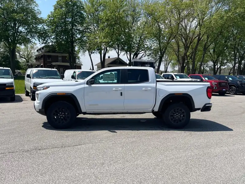 2026 GMC Canyon Elevation, bílá, 5 km, dovoz Kanada — foto 8 z 12