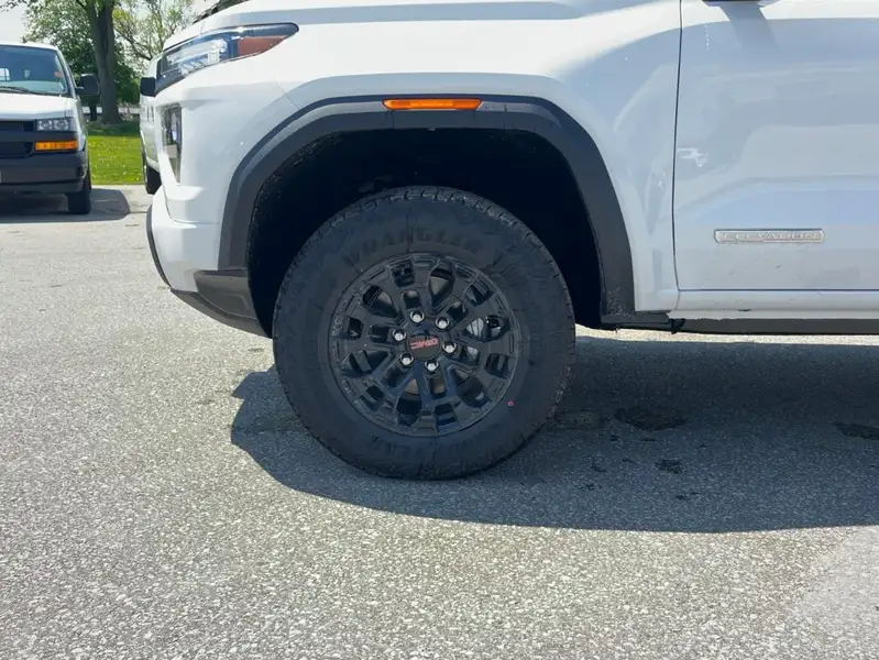2026 GMC Canyon Elevation, bílá, 5 km, dovoz Kanada — foto 9 z 12