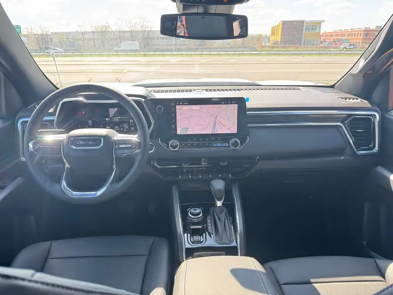 2026 GMC Canyon ELEVATION, bílá, 25 km, dovoz Kanada — foto 10 z 11