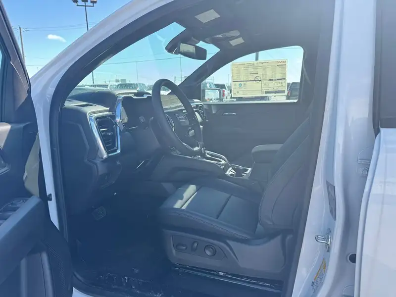 2026 GMC Canyon ELEVATION, bílá, 25 km, dovoz Kanada — foto 7 z 11