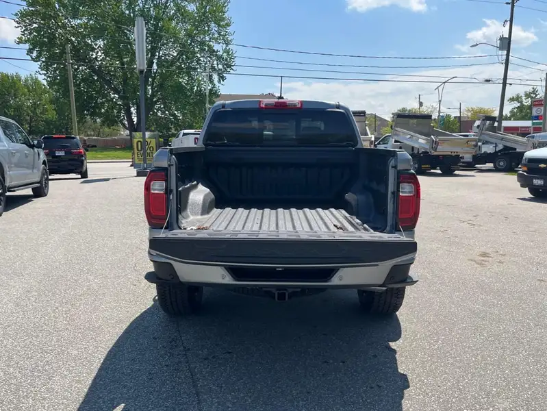 2026 GMC Canyon Elevation, stříbrná, 7 km, dovoz Kanada — foto 10 z 12