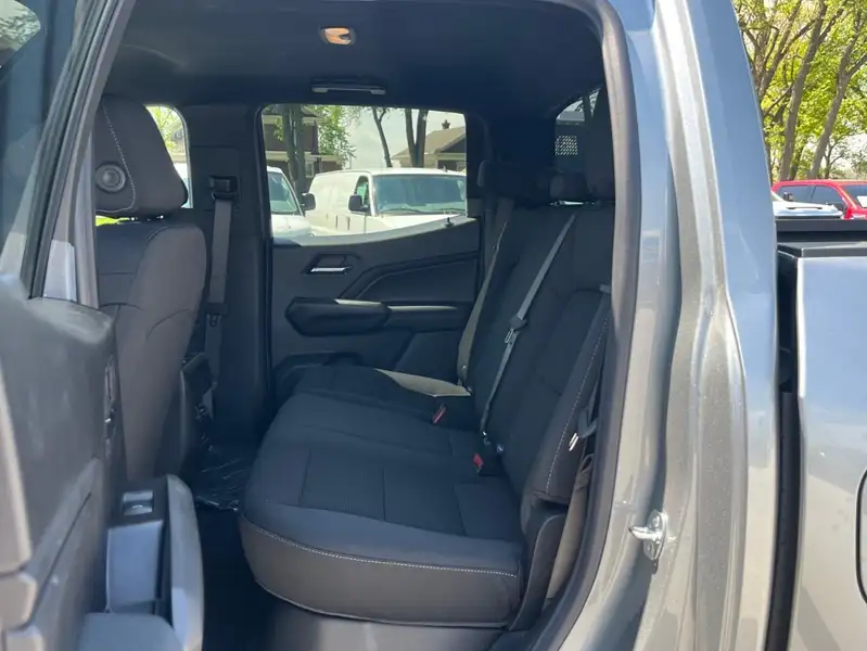 2026 GMC Canyon Elevation, stříbrná, 7 km, dovoz Kanada — foto 11 z 12