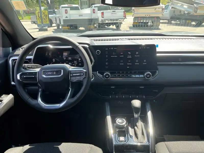 2026 GMC Canyon Elevation, stříbrná, 7 km, dovoz Kanada — foto 12 z 12