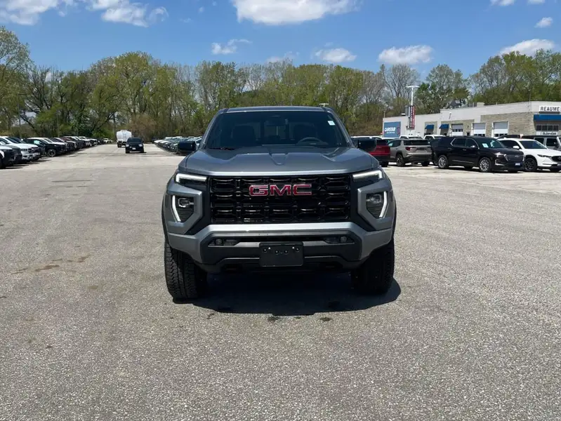 2026 GMC Canyon Elevation, stříbrná, 7 km, dovoz Kanada — foto 2 z 12