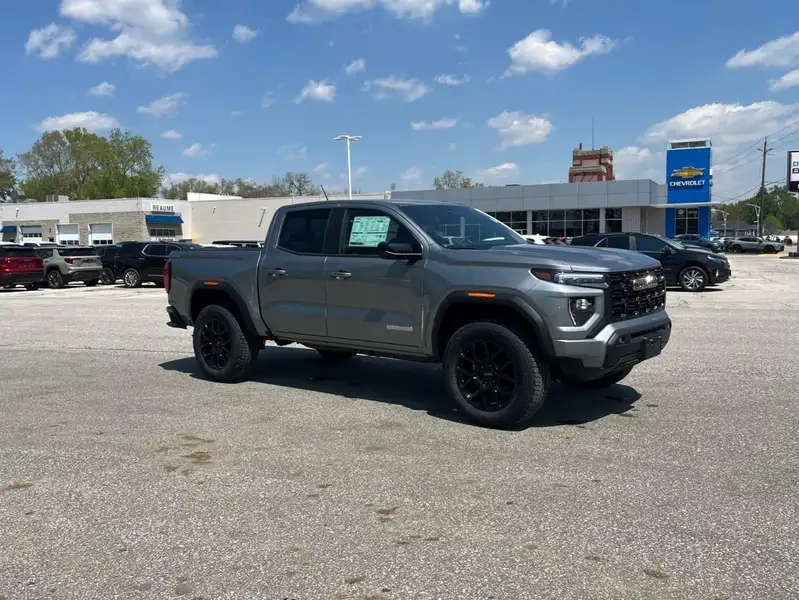 2026 GMC Canyon Elevation, stříbrná, 7 km, dovoz Kanada — foto 3 z 12