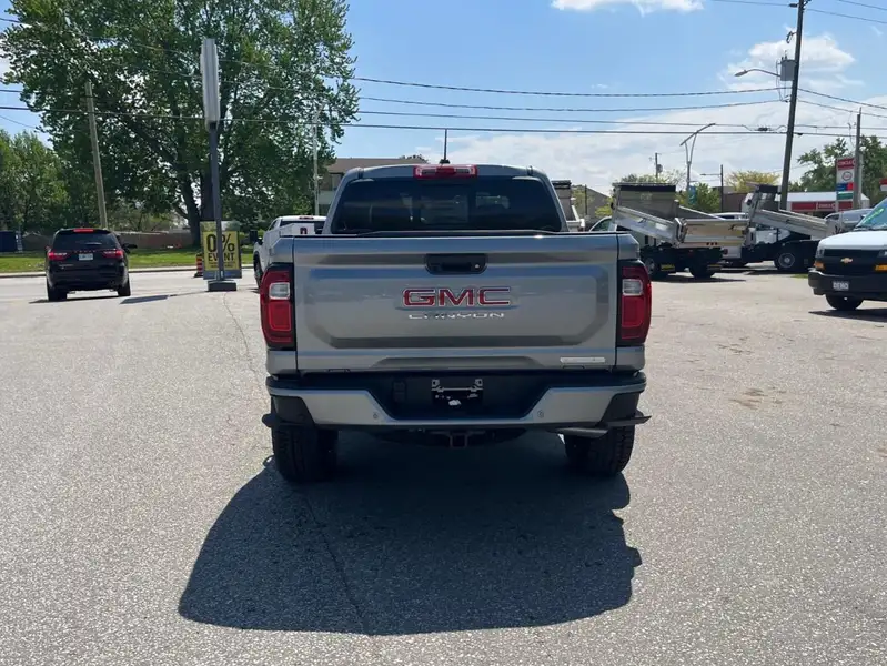 2026 GMC Canyon Elevation, stříbrná, 7 km, dovoz Kanada — foto 6 z 12