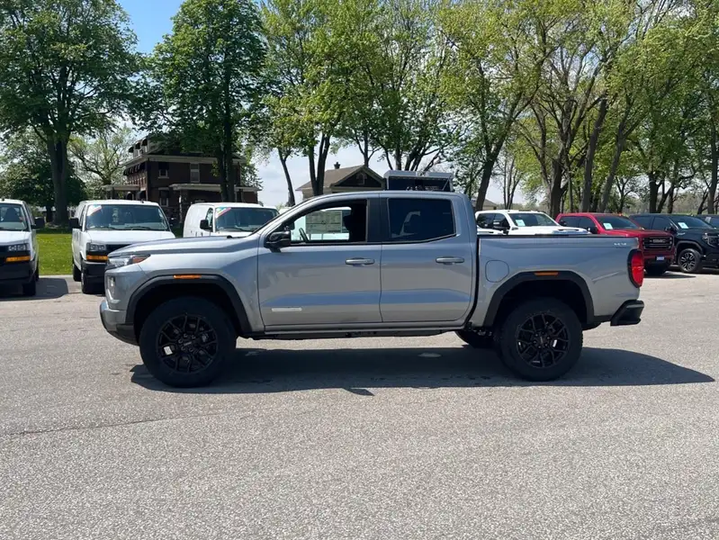 2026 GMC Canyon Elevation, stříbrná, 7 km, dovoz Kanada — foto 8 z 12