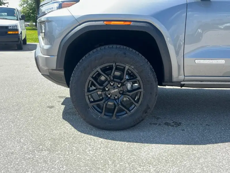 2026 GMC Canyon Elevation, stříbrná, 7 km, dovoz Kanada — foto 9 z 12