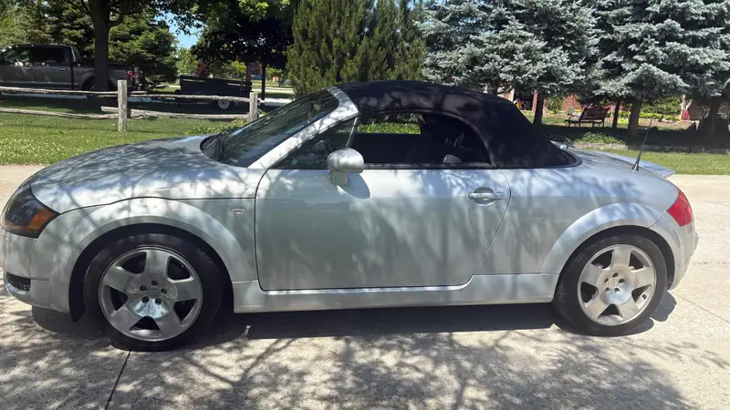2002 Audi TT, stříbrná, 70 000 km, dovoz Kanada — foto 2 z 6