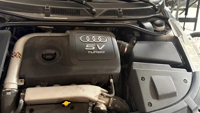 2002 Audi TT, stříbrná, 70 000 km, dovoz Kanada — foto 4 z 6