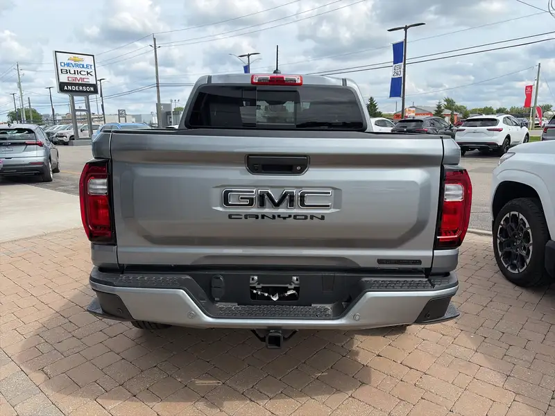 2026 GMC Canyon Elevation, stříbrná, 1 546 km, dovoz Kanada — foto 3 z 5