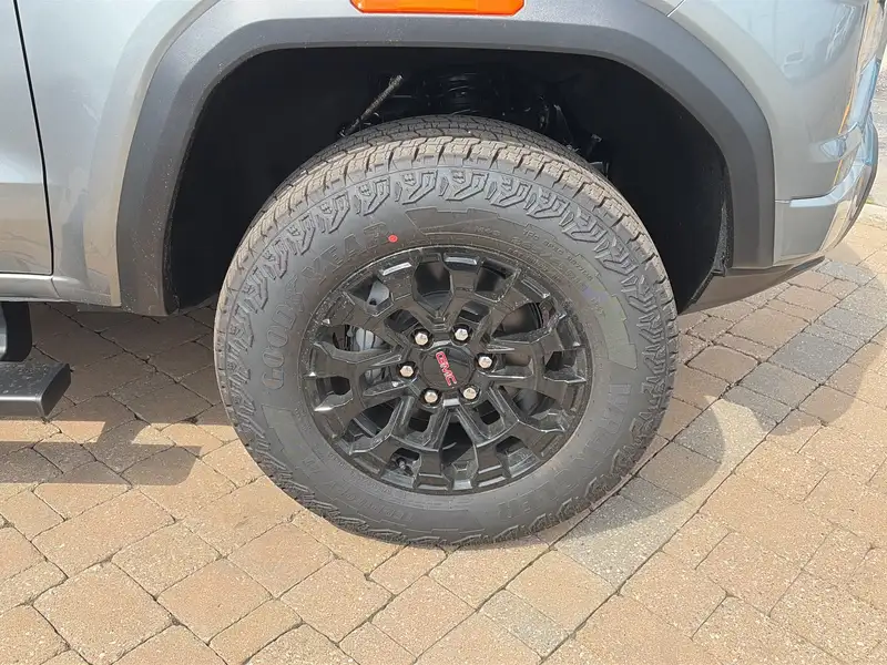 2026 GMC Canyon Elevation, stříbrná, 1 546 km, dovoz Kanada — foto 4 z 5
