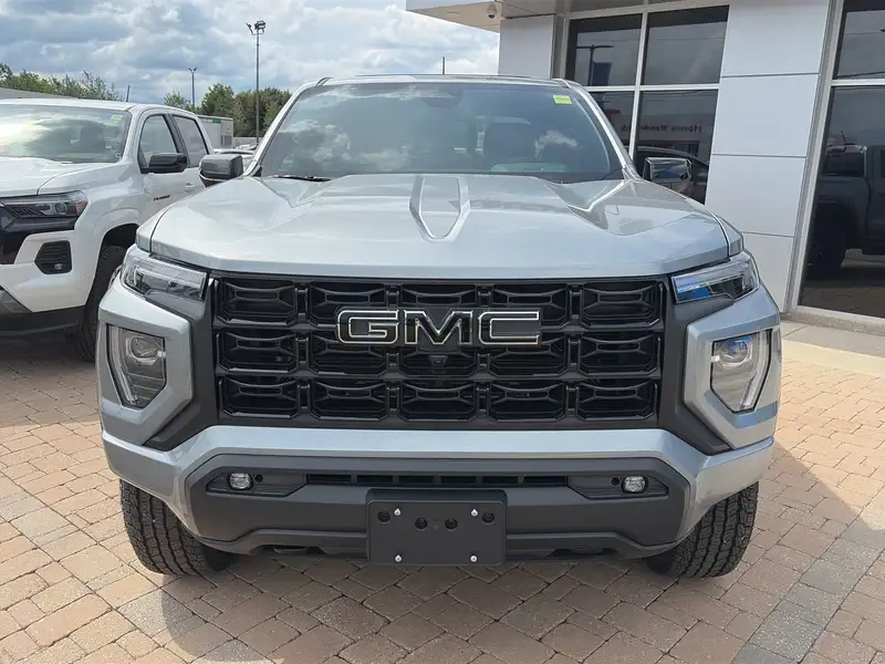 2026 GMC Canyon Elevation, stříbrná, 1 546 km, dovoz Kanada — foto 5 z 5