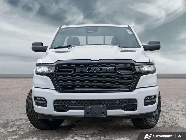 2026 RAM 1500 Express, bílá, 285 km, dovoz Kanada — foto 2 z 5