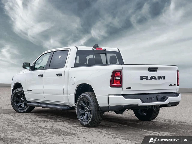 2026 RAM 1500 Express, bílá, 285 km, dovoz Kanada — foto 4 z 5