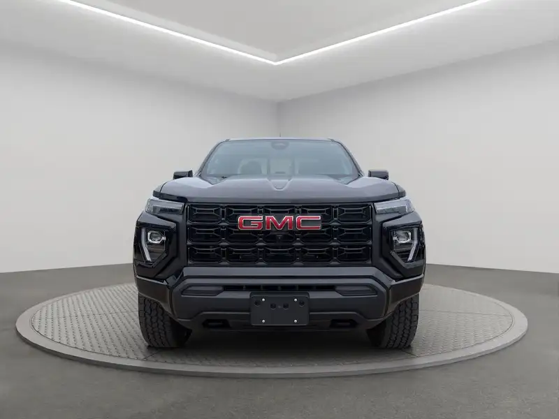 2025 GMC Canyon Elevation CREW, černá, 18 150 km, dovoz Kanada — foto 2 z 12