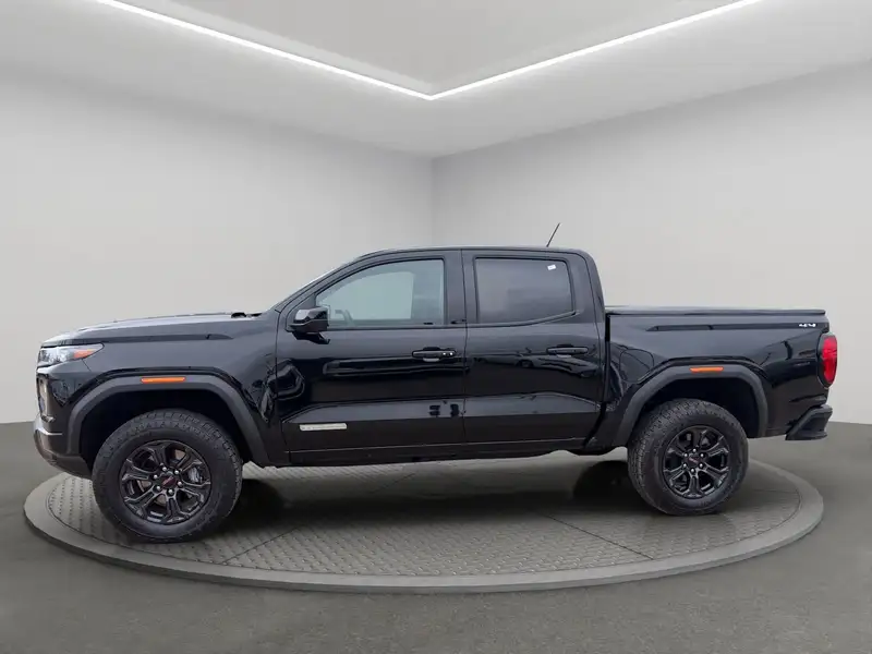 2025 GMC Canyon Elevation CREW, černá, 18 150 km, dovoz Kanada — foto 3 z 12