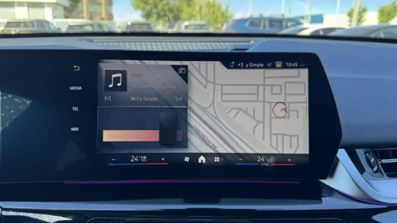 2025 BMW X2 xDrive28i, bílá, 29 596 km, dovoz Kanada — foto 10 z 12