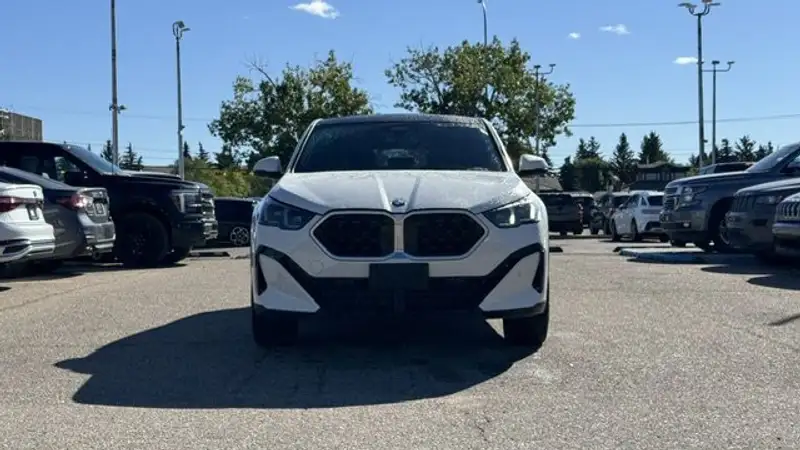 2025 BMW X2 xDrive28i, bílá, 29 596 km, dovoz Kanada — foto 2 z 12