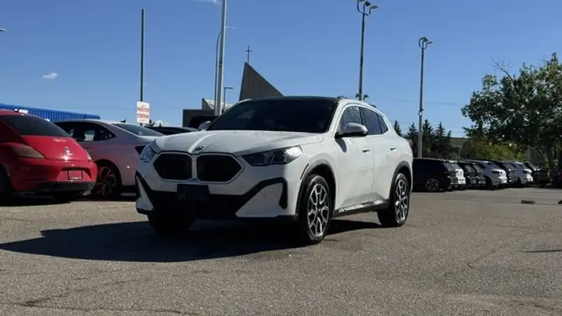 2025 BMW X2 xDrive28i, bílá, 29 596 km, dovoz Kanada — foto 3 z 12