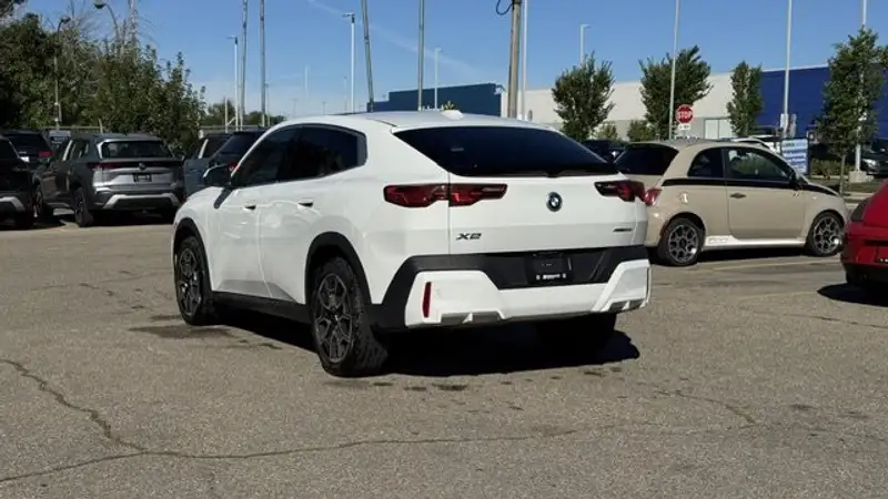 2025 BMW X2 xDrive28i, bílá, 29 596 km, dovoz Kanada — foto 4 z 12