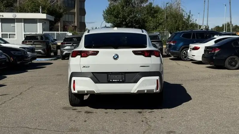 2025 BMW X2 xDrive28i, bílá, 29 596 km, dovoz Kanada — foto 5 z 12