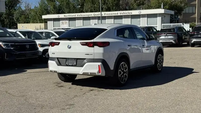 2025 BMW X2 xDrive28i, bílá, 29 596 km, dovoz Kanada — foto 6 z 12
