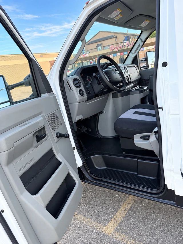 2016 Ford E-450, 8 500 km, dovoz Kanada — foto 4 z 5