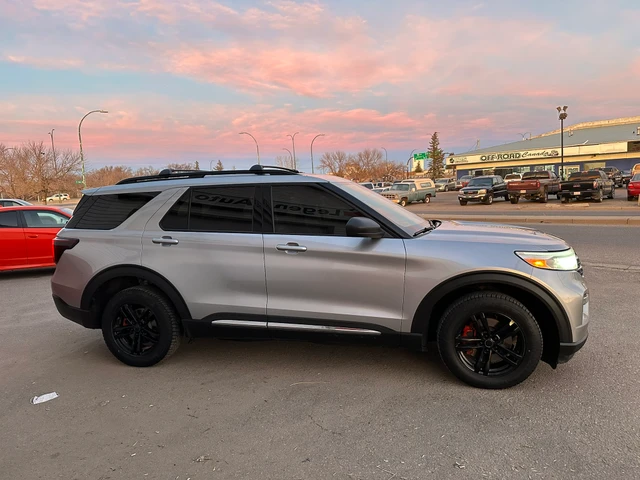 2020 Ford Explorer XLT, stříbrná, 127 387 km, dovoz Kanada — foto 2 z 5