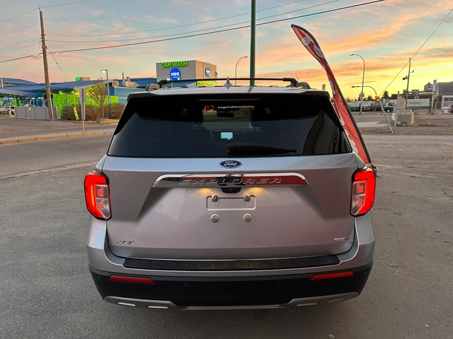 2020 Ford Explorer XLT, stříbrná, 127 387 km, dovoz Kanada — foto 5 z 5
