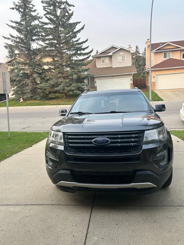 2017 Ford Explorer, šedá, 151 000 km, dovoz Kanada — foto 2 z 5