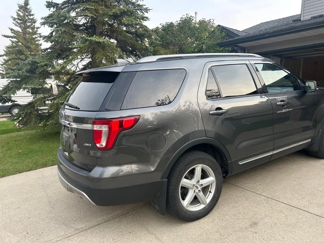 2017 Ford Explorer, šedá, 151 000 km, dovoz Kanada — foto 3 z 5