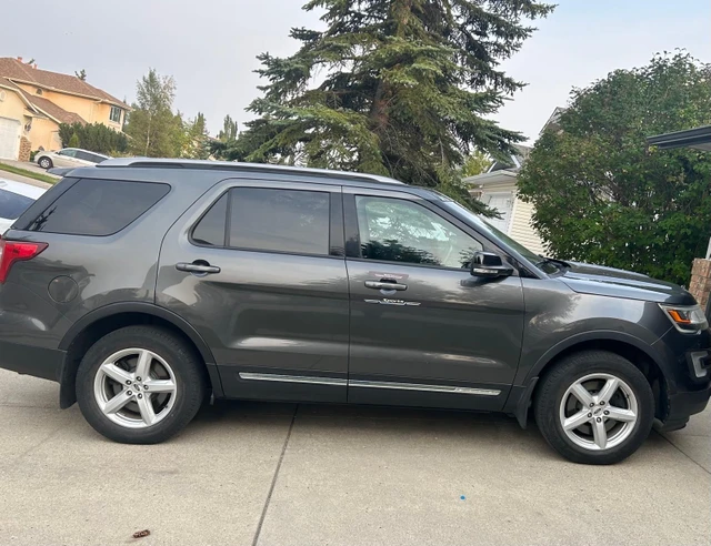 2017 Ford Explorer, šedá, 151 000 km, dovoz Kanada — foto 4 z 5