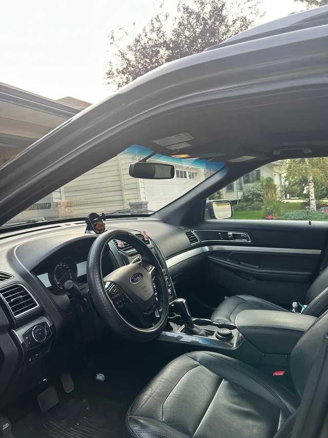 2017 Ford Explorer, šedá, 151 000 km, dovoz Kanada — foto 5 z 5