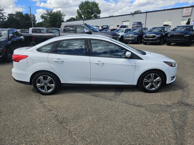 2017 Ford Focus SE, bílá, 72 335 km, dovoz Kanada — foto 8 z 15