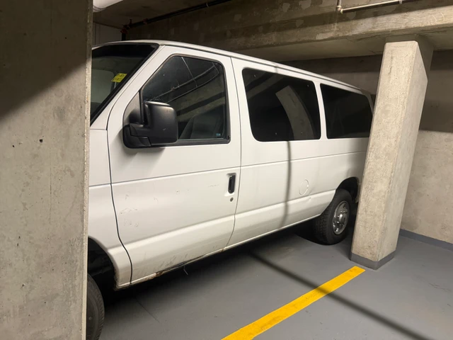 2010 Ford E-350, 106 000 km, dovoz Kanada — foto 2 z 5