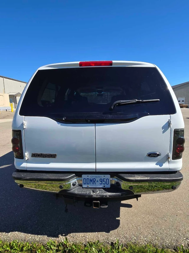 2005 Ford Excursion Eddie Bauer, bílá, 206 500 km, dovoz Kanada — foto 3 z 5