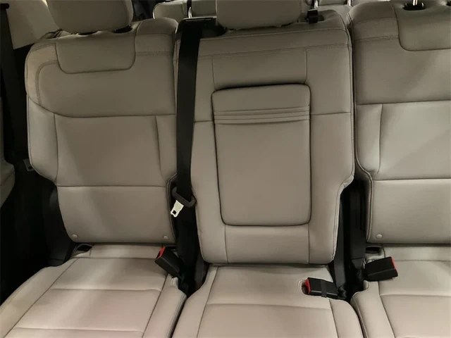 2026 Ford Explorer Active, bílá, 25 km, dovoz Kanada — foto 11 z 15