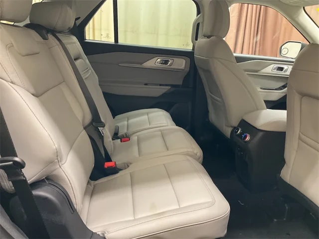2026 Ford Explorer Active, bílá, 25 km, dovoz Kanada — foto 12 z 15