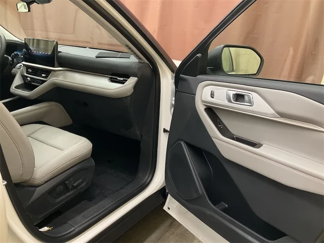 2026 Ford Explorer Active, bílá, 25 km, dovoz Kanada — foto 13 z 15