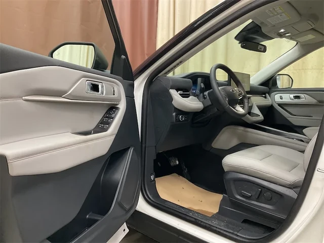 2026 Ford Explorer Active, bílá, 25 km, dovoz Kanada — foto 8 z 15