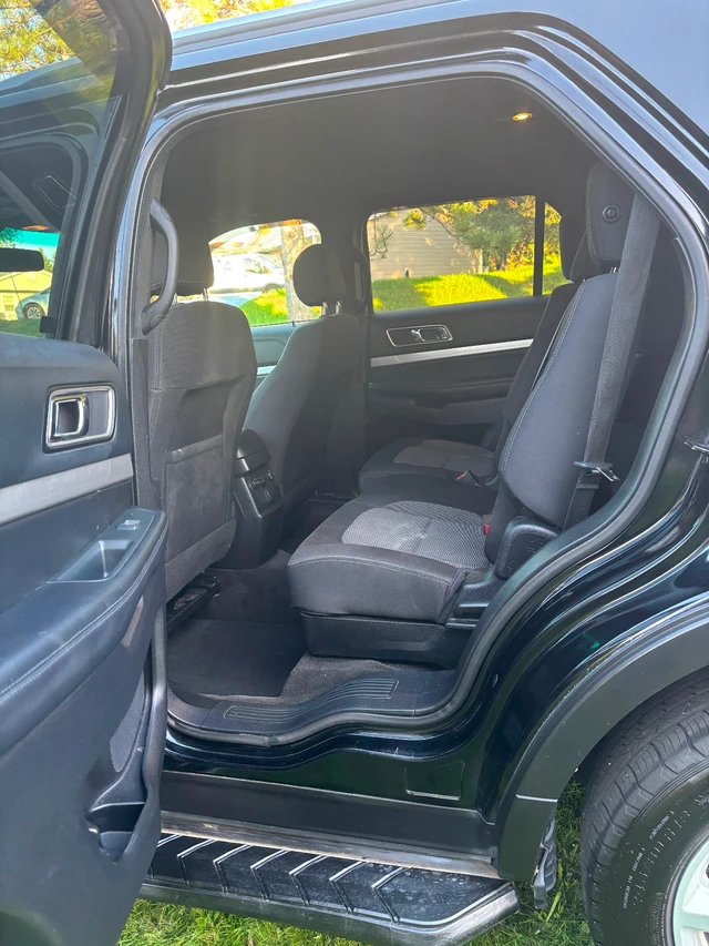 2016 Ford Explorer, černá, 105 990 km, dovoz Kanada — foto 4 z 5