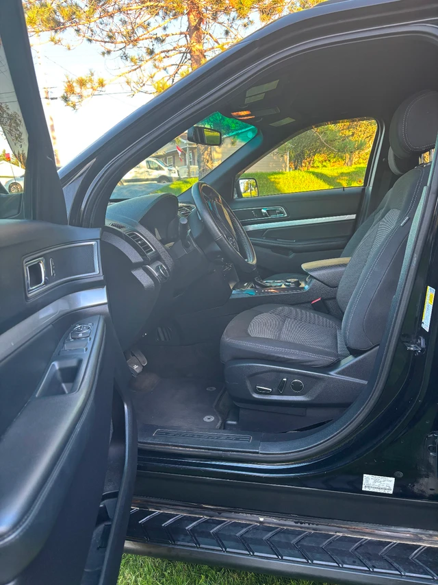 2016 Ford Explorer, černá, 105 990 km, dovoz Kanada — foto 5 z 5