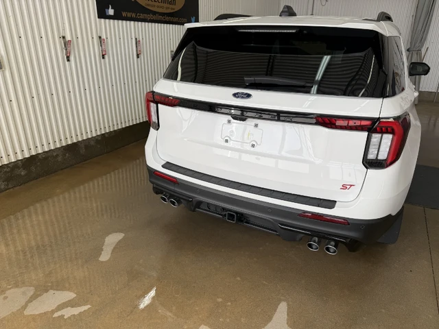 2025 Ford Explorer ST, bílá, 18 743 km, dovoz Kanada — foto 4 z 5