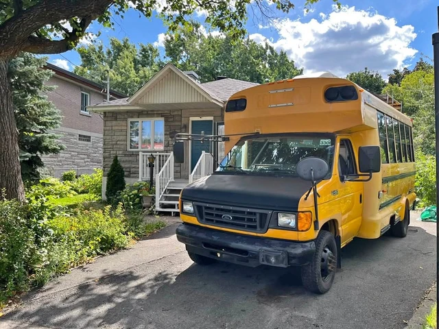 2005 Ford E-450, žlutá, 216 270 km, dovoz Kanada — foto 2 z 5