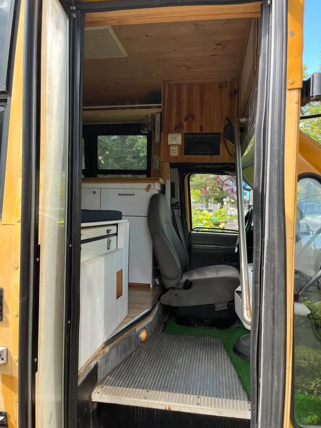 2005 Ford E-450, žlutá, 216 270 km, dovoz Kanada — foto 4 z 5